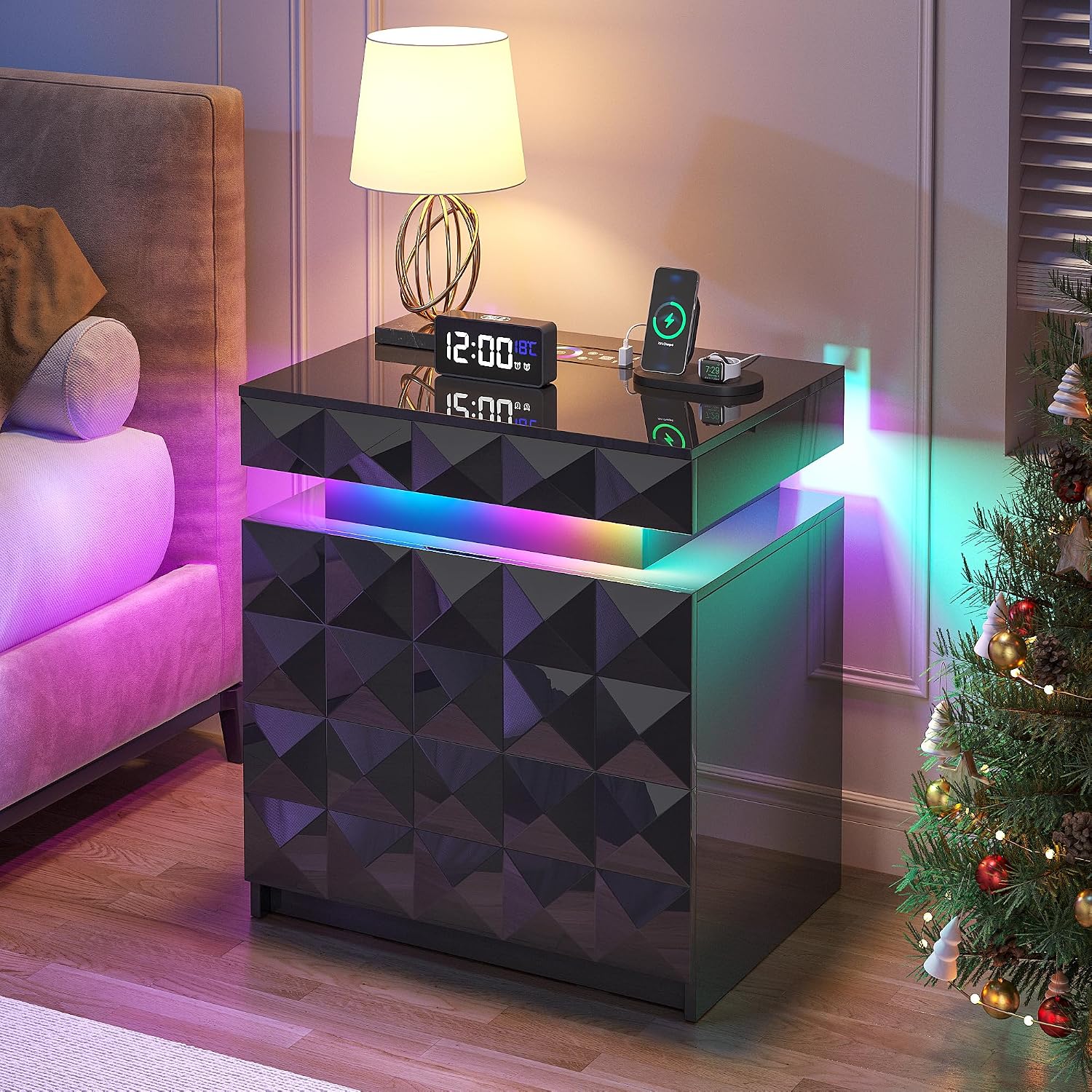 FREDEES Schreibtisch mit integrierten USB-Ports im aufgeräumten Homeoffice